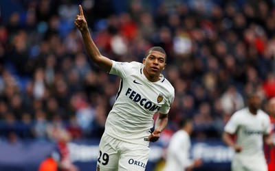 龙珠体育焦点-克瓦拉茨赫利亚与队友玩闹