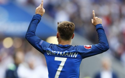 龙珠体育播报-瑞士球迷远征法国现场气势碾压